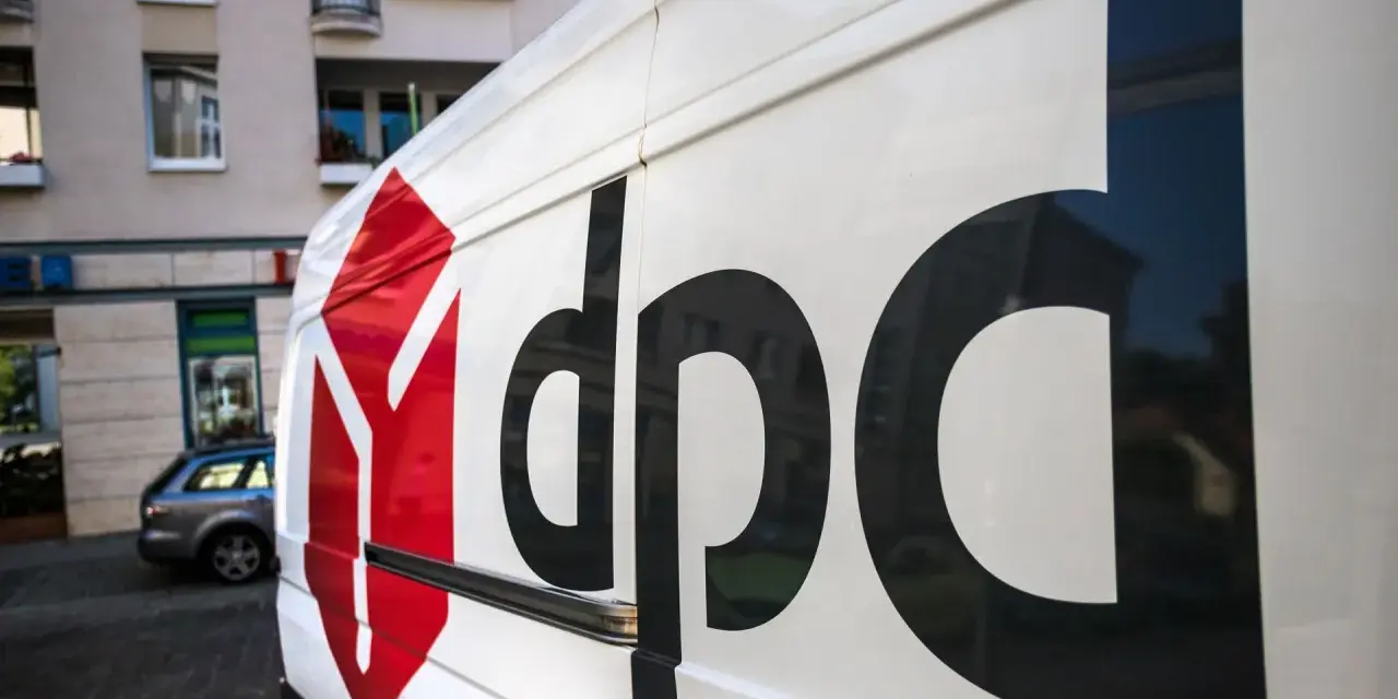 Biały van DPD z charakterystycznym logo, gotowy do pracy kurierskiej.