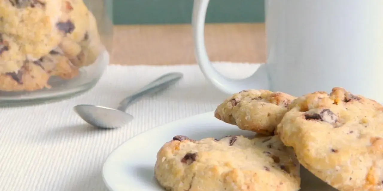 Galletas caseras con chispas de chocolate, perfectas para acompañar un café. ¡Una deliciosa receta de galletas!