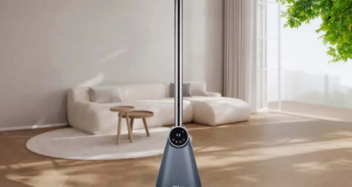 Moderno aireador ventilación torre en sala de estar, con sofá y mesa auxiliar.