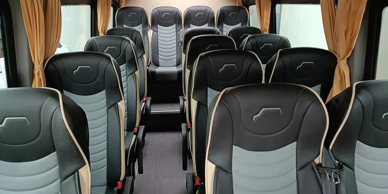 Wnętrze busa z wygodnymi, dwukolorowymi siedzeniami. Idealne do spedycji na busa, zapewniają komfort podróży.