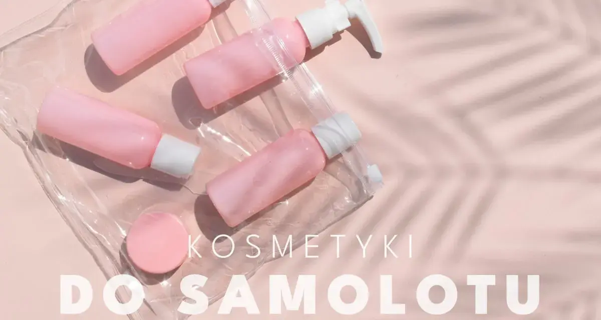 Różowe buteleczki na kosmetyki do samolotu w przezroczystej kosmetyczce. Idealne na podróż!