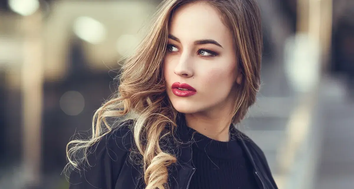 Blondynka w czerwonej szmince. Jaki kolor szminki dla blondynek? Intensywna czerwień podkreśla jej urodę.