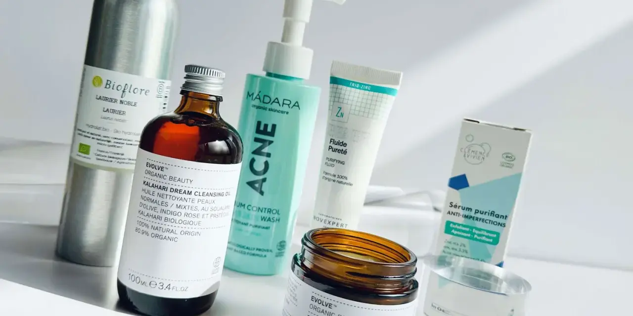 Une sélection de produits pour une routine visage bio : nettoyants, sérum, masque et fluide purifiant.