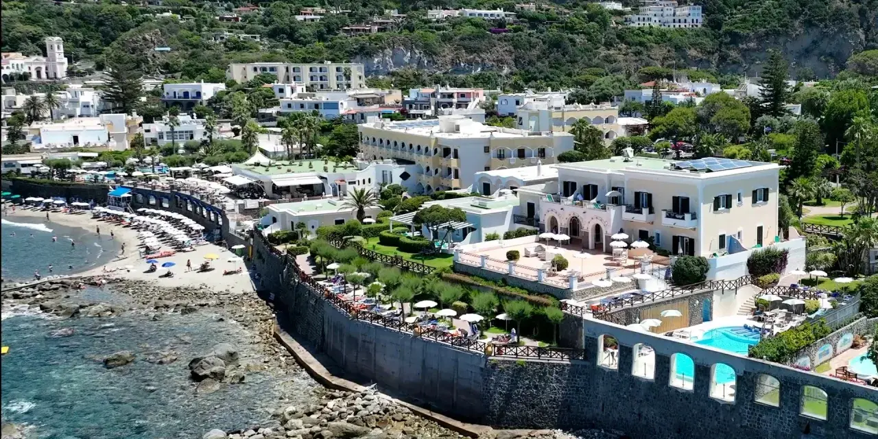 Hotel Tritone Ischia: Lusso, Terme e Spiaggia Privata | Guida Completa