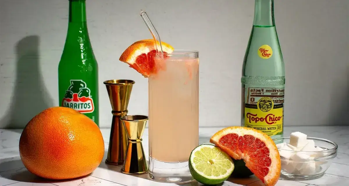 Orzeźwiające drinki z tequilą, grejpfrut, limonka, Jarritos i Topo Chico.