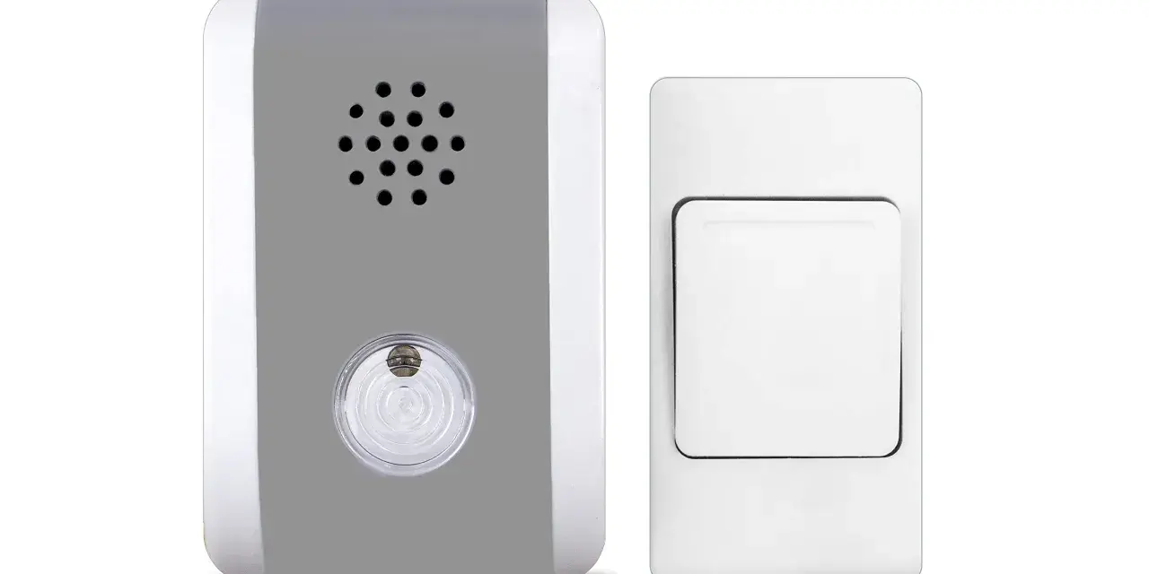 Un timbre inalámbrico para casa, con un receptor gris y blanco y un pulsador blanco.