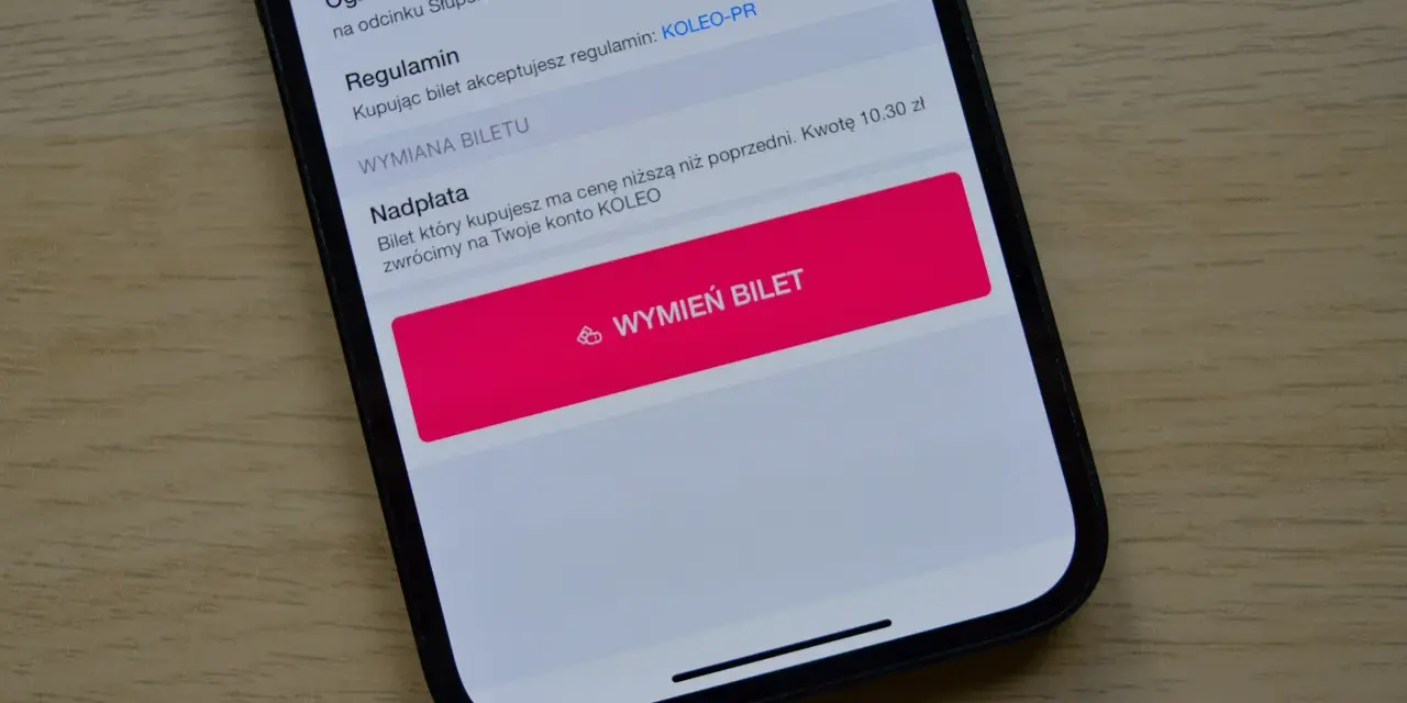 Na ekranie telefonu widzisz opcję wymiany biletu na Koleo. Możesz też sprawdzić regulamin i nadpłatę, która wróci na Twoje konto.