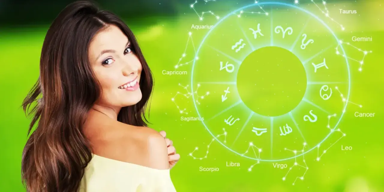 Uśmiechnięta kobieta na tle koła zodiaku. Sprawdź swój horoskop dzienny rak i odkryj, co przyniesie Ci dzień.