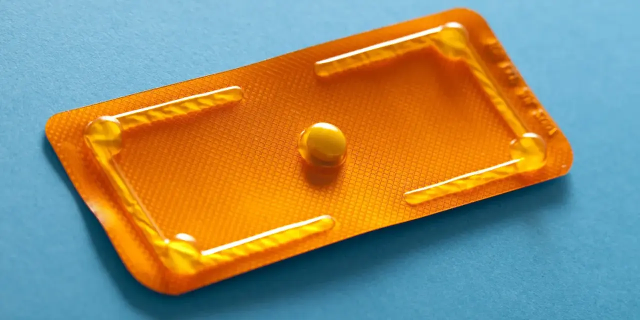 Pillola del giorno dopo in blister arancione. Può sballare i cicli successivi, ma è un'opzione di emergenza.