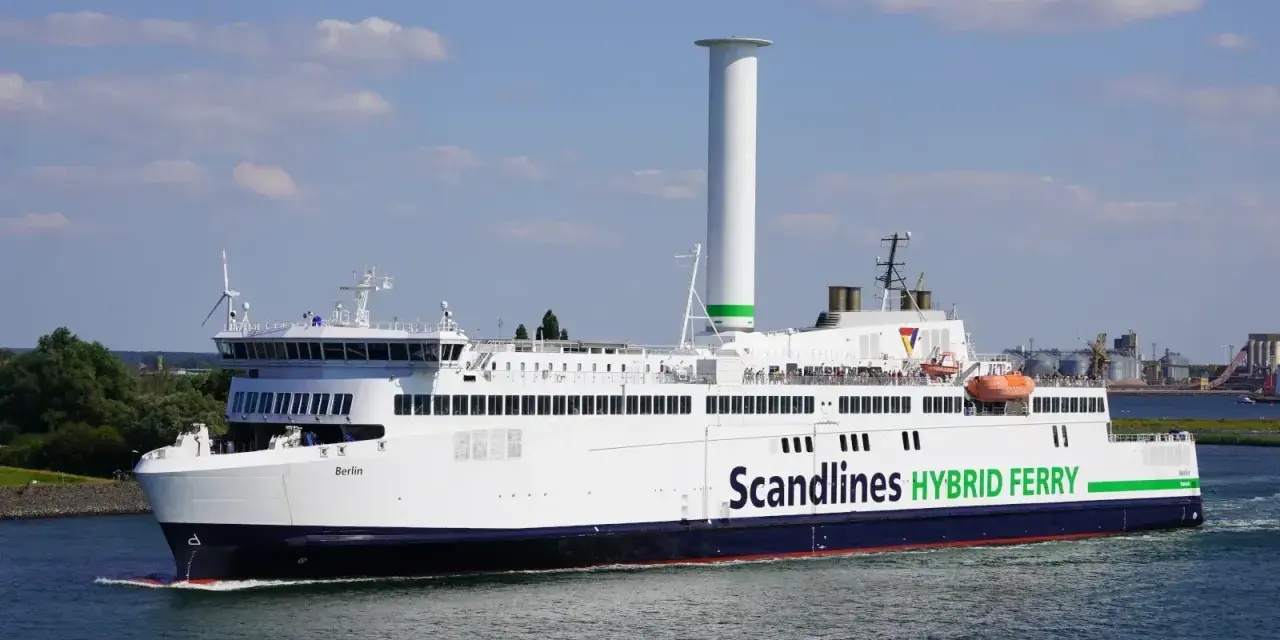 Prom Scandlines "Berlin" płynie z Rostocku do Danii. Hybrydowy prom z charakterystycznym kominem.