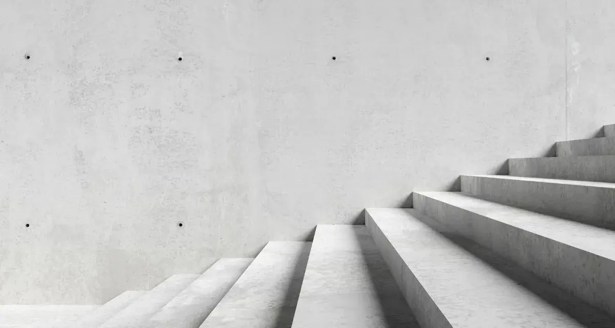 Minimalistyczne schody betonowe, idealne dla tych, którzy szukają, jak tanio wykończyć schody betonowe.