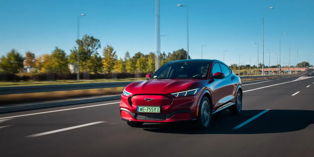 Czerwony Ford Mustang Mach-E jedzie po autostradzie w Polsce.