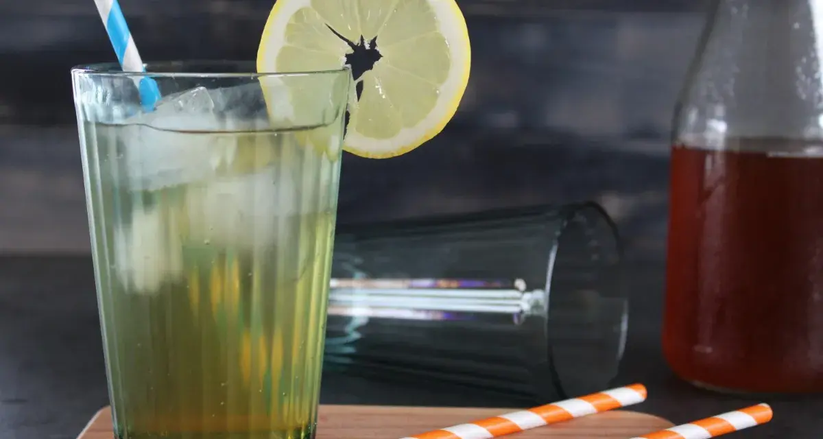 Erfrischender Eistee mit Zitrone, Eis und einem blauen Strohhalm. Perfekt, wenn du Eistee Sirup selber machen möchtest.