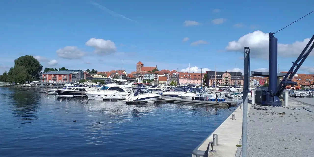 Boote im Hafen am Jabelschen See. Ein sonniger Tag mit blauen Himmel und Wolken.