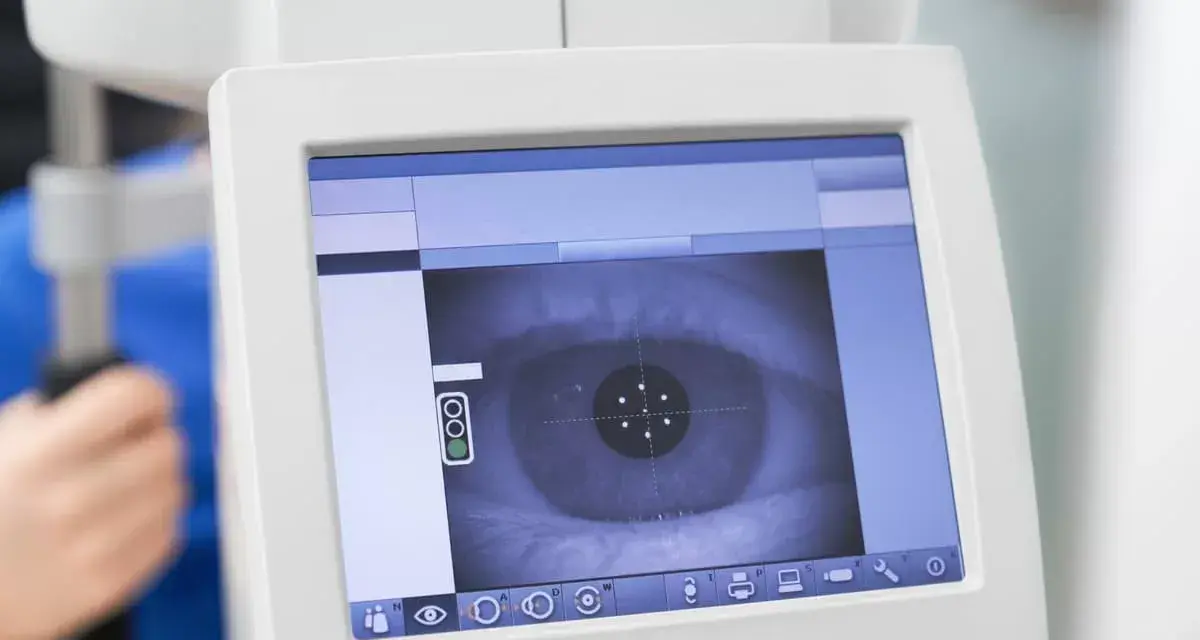 Schermo di un oftalmoscopio che mostra un occhio, con mirini per la diagnosi. Utile per capire come si cura la schisi retinica.