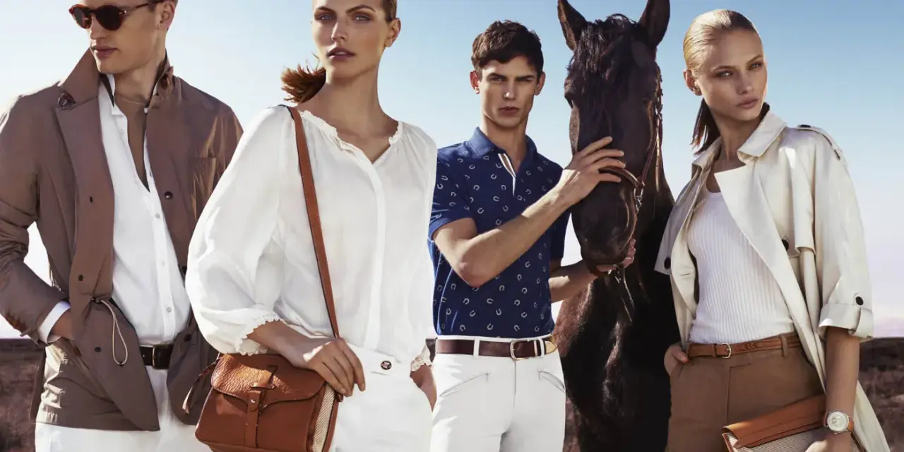 Quattro modelli con un cavallo, vestiti in stile old money, evocano un'eleganza senza tempo in un paesaggio aperto.
