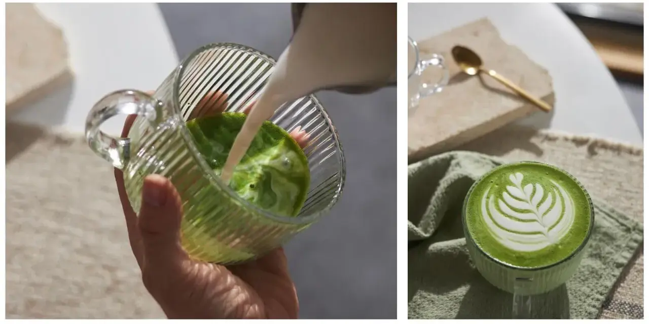 Zielony napój matcha, przygotowywany z mlekiem, w szklance z uchwytem. Obok gotowy napój z pianką.