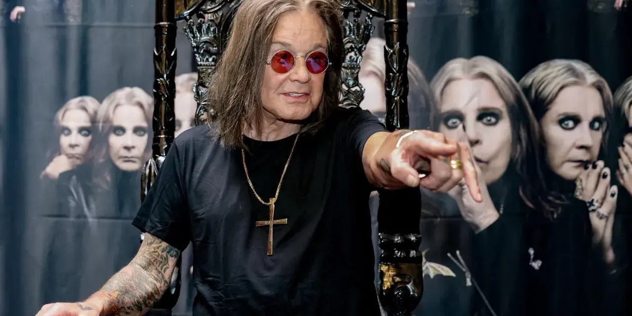 Ozzy Osbourne, geboren 1948, sitzt auf einem Thron und zeigt mit dem Finger. Im Hintergrund sind Bilder von ihm zu sehen.