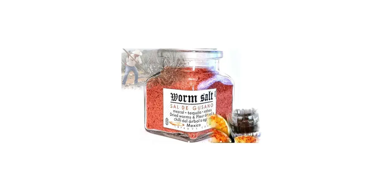 Słoik z czerwoną solą robakową, idealną do tequili. Na etykiecie widnieje napis "Worm salt" i grafika z meksykańskim rolnikiem.