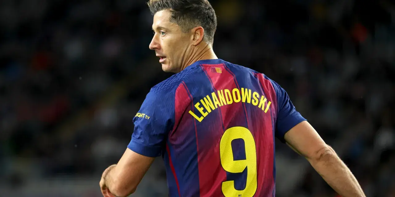 Robert Lewandowski w koszulce FC Barcelona z numerem 9 podczas meczu z Celtą Vigo.