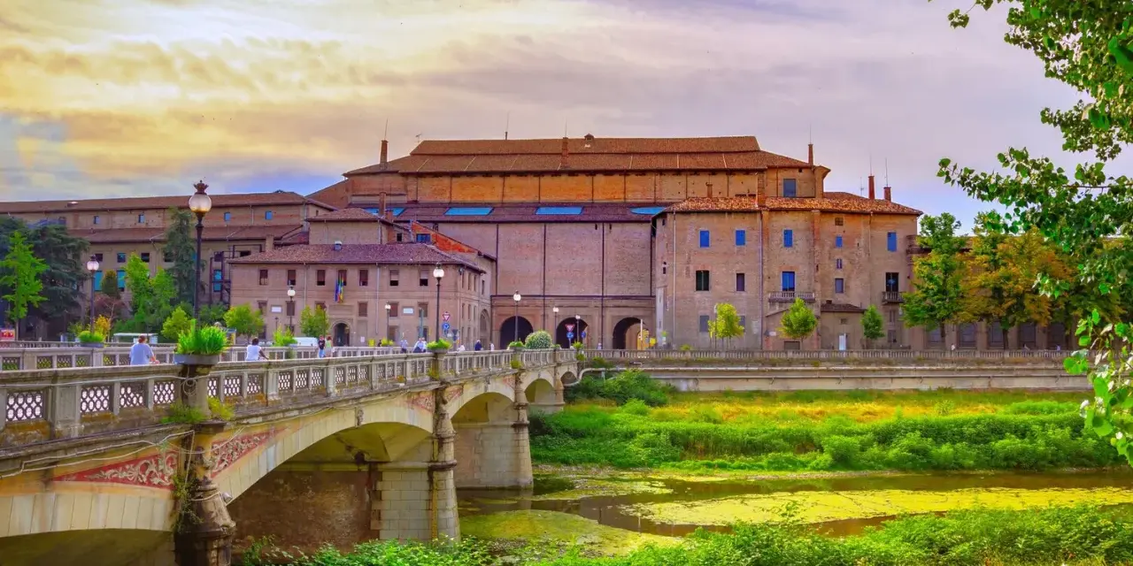 Ponte e edifici storici a Parma, un luogo incantevole da esplorare.
