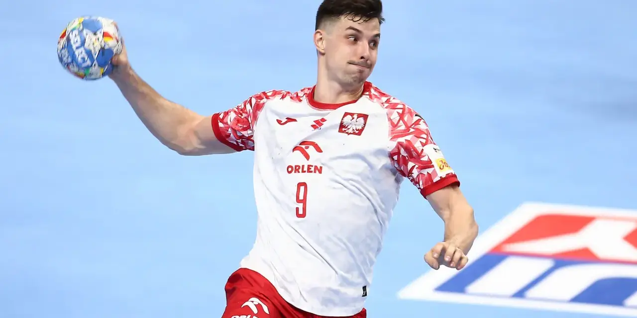 Szymon Sićko w akcji, rzuca piłkę ręczną.