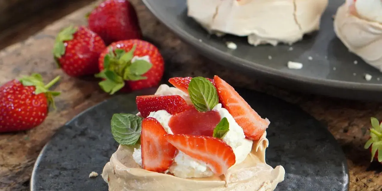 Pavlova mit Mascarpone und Erdbeeren: Ein leichtes Dessert, perfekt für den Sommer. Dieses Pavlova Rezept mit Mascarpone ist ein Genuss.