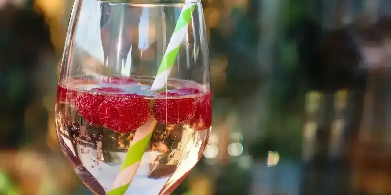 Orzeźwiający drink z malinami i słomką. Idealny na lato, gdy zastanawiasz się, z czym pić bacardi malinowe.