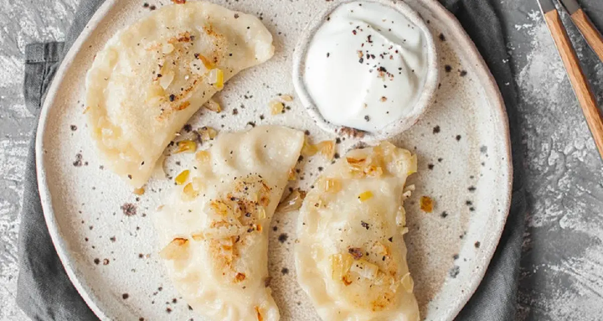 Jak odgrzać mrożone pierogi? Proste sposoby na idealny smak