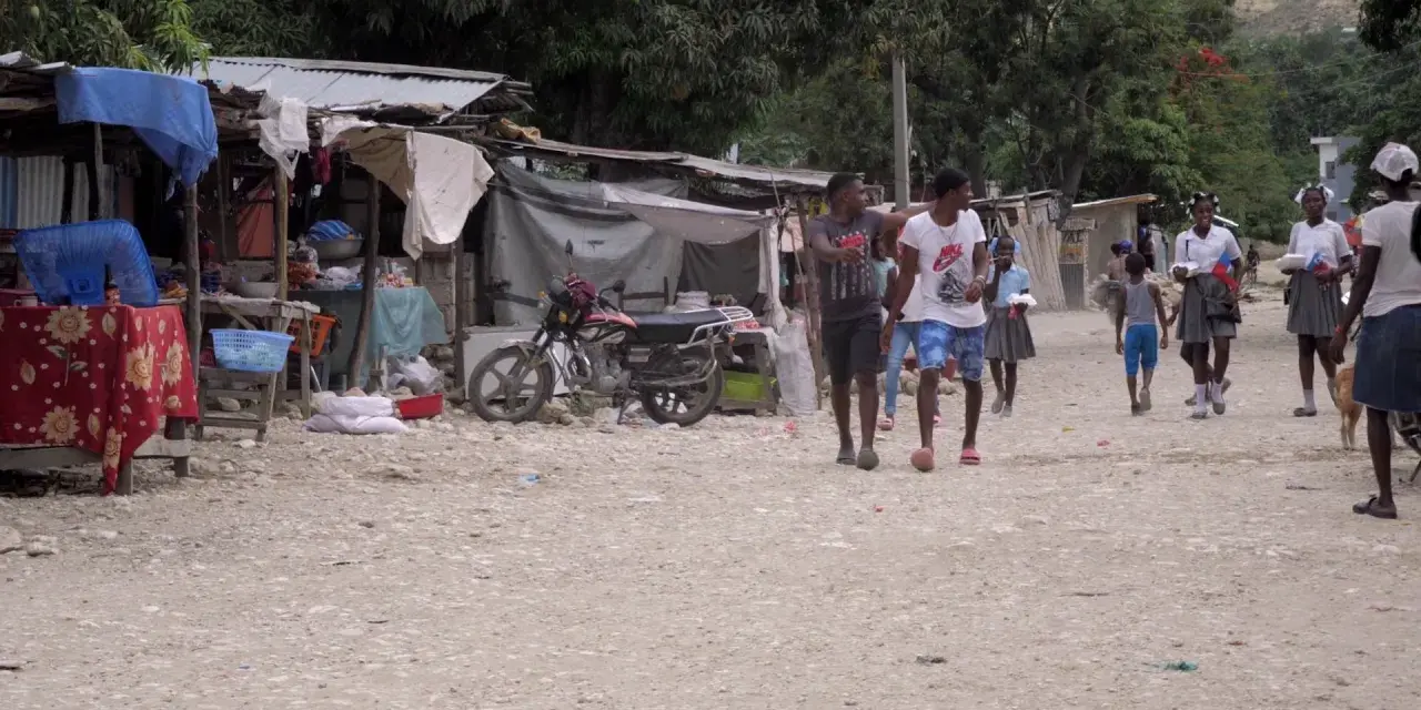 Polacy na Haiti, spacerujący pośród straganów i dzieci w szkolnych mundurkach.