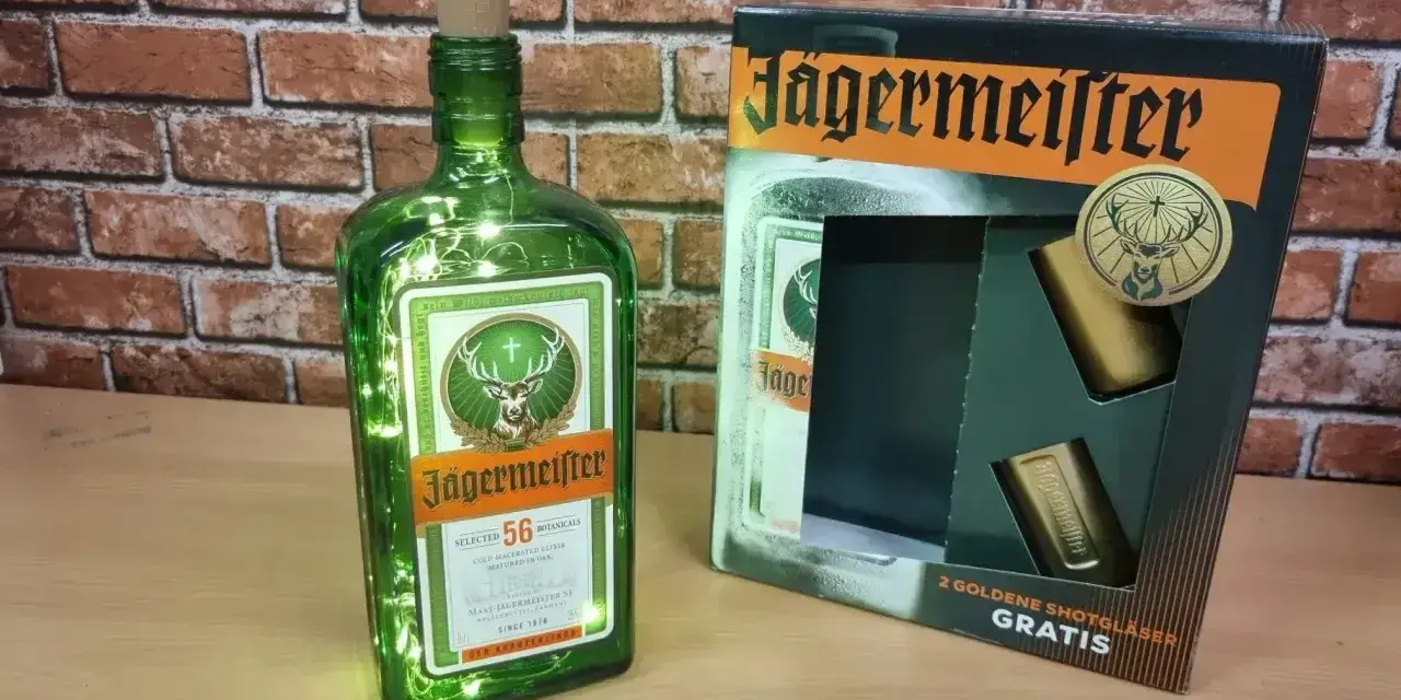 Zielony, podświetlony od środka Jägermeister i pudełko z dwoma złotymi kieliszkami. To jest co to jager.