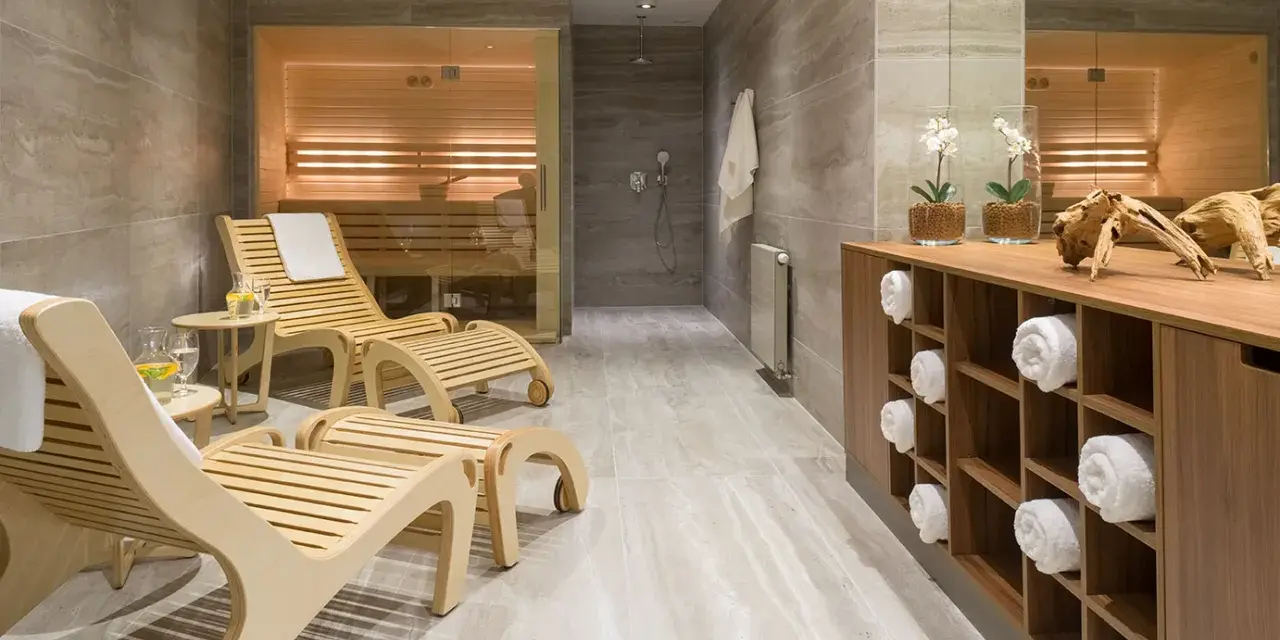 Sauna w hotelu: Jak korzystać, by czuć się komfortowo i bez gaf?