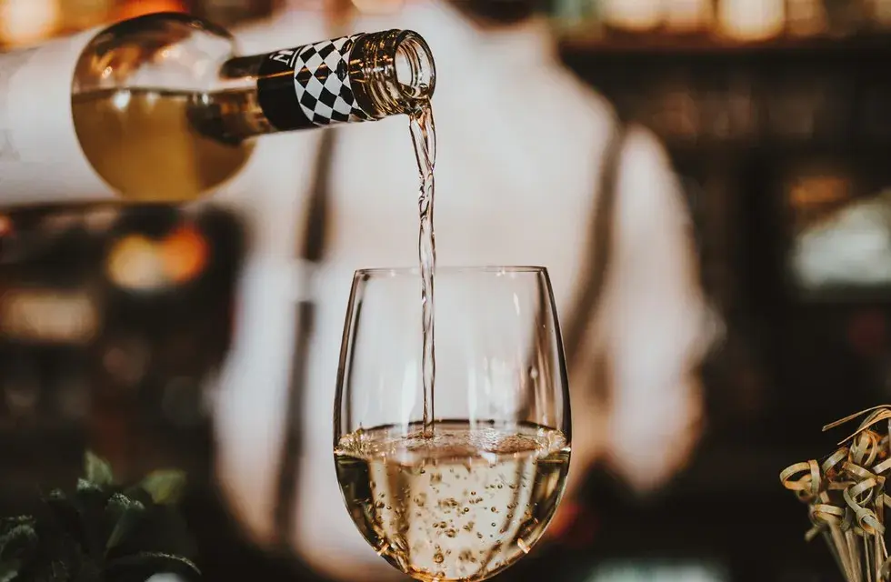 Wino bez korkociągu? 7 szybkich i bezpiecznych sposobów
