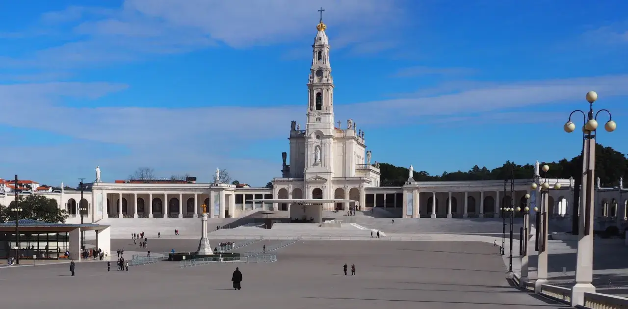 Fatima w jakim kraju? Odkryj, dlaczego warto ją odwiedzić w Portugalii