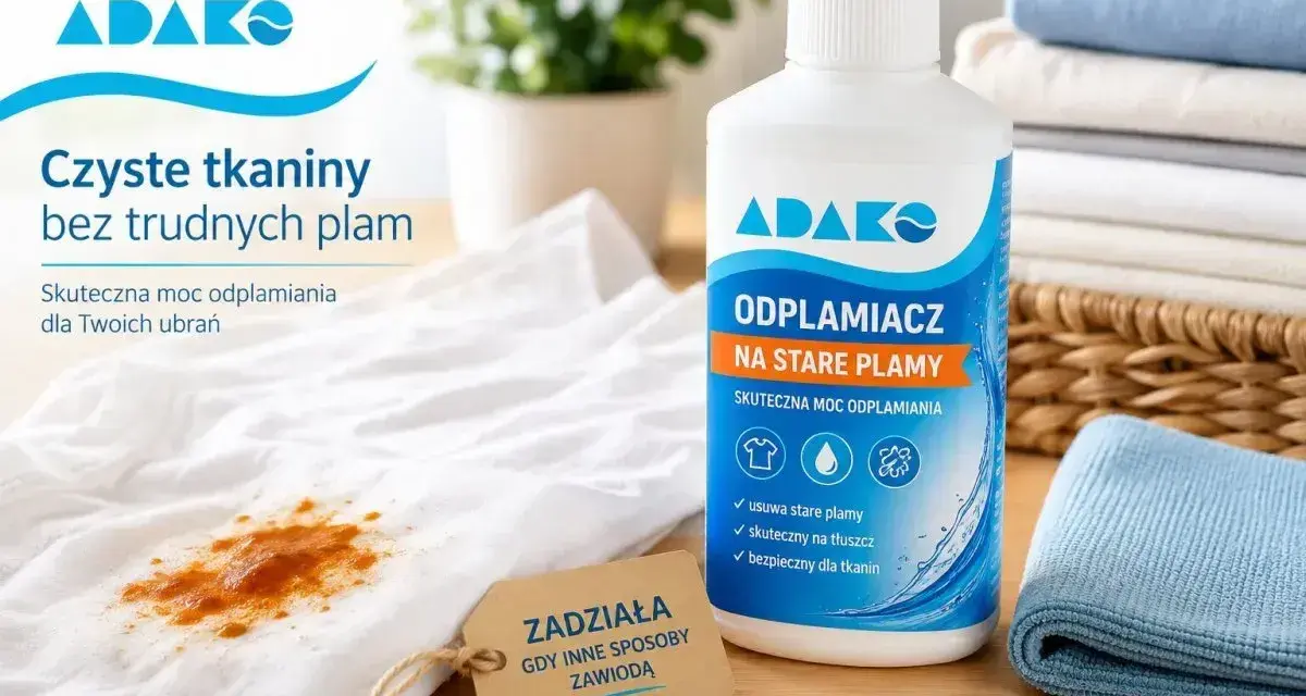 Biała koszulka z trudnymi plamami niewiadomego pochodzenia obok butelki odplamiacza Adako.