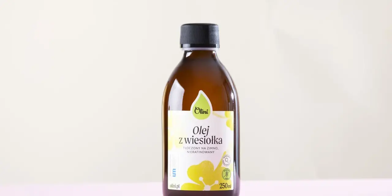 Butelka z brązowego szkła z etykietą "Olej z wiesiołka Olini", tłoczony na zimno, nierafinowany.