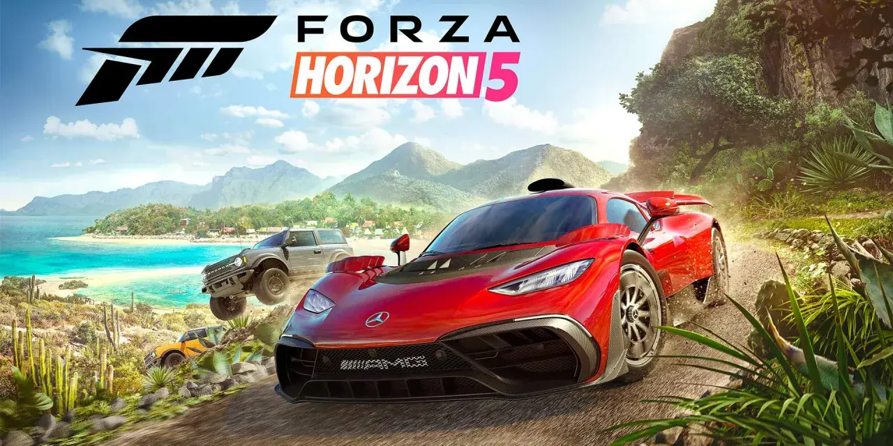 W Forza Horizon 5 ścigają się trzy samochody: czerwony supersamochód, szary SUV i pomarańczowy terenowy pojazd.