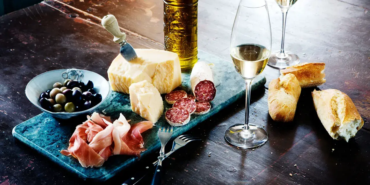 Perfekt vin till buffe: ost, salami, oliver, parmaskinka och nybakat bröd.