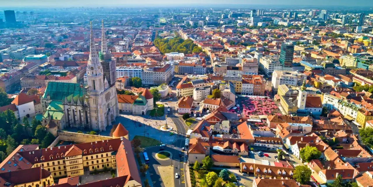 Widok z lotu ptaka na Zagrzeb z katedrą i czerwonymi dachami.