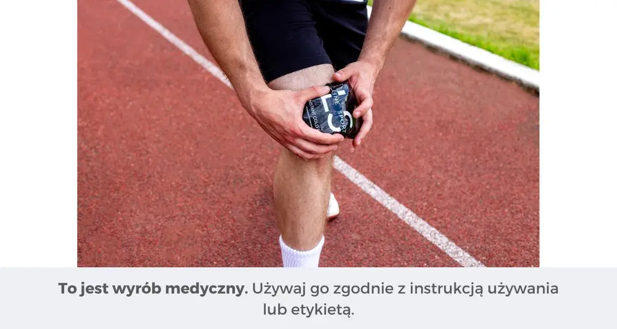 Sportowiec stosuje terapię zimnem na bolące kolano po treningu na bieżni. Zimny okład przynosi ulgę.