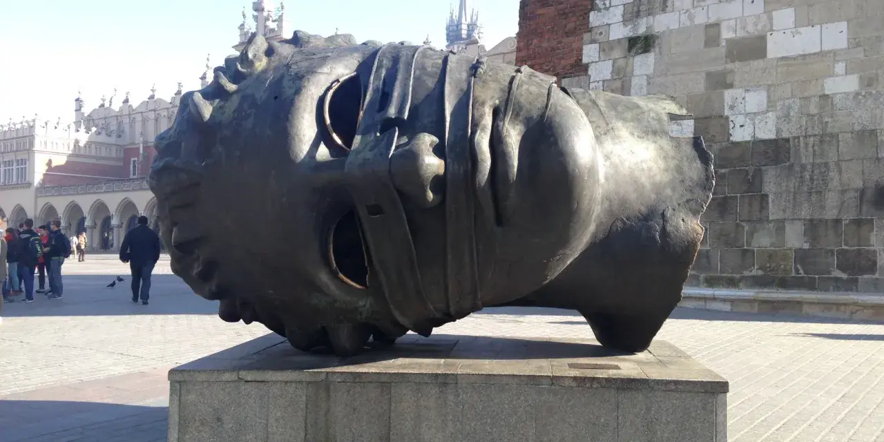 Rzeźba "Eros Bendato" Igora Mitoraja na Rynku Głównym w Krakowie.