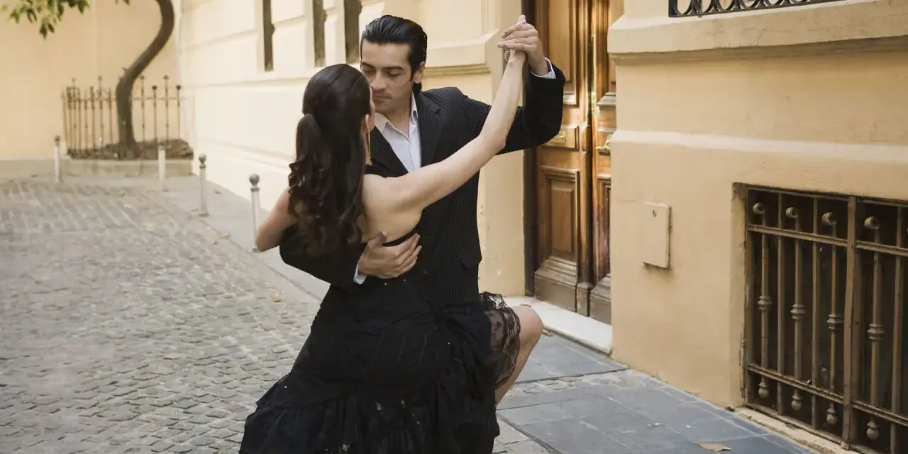 Para, tańcząc tango, przypomina o jego argentyńskich korzeniach.