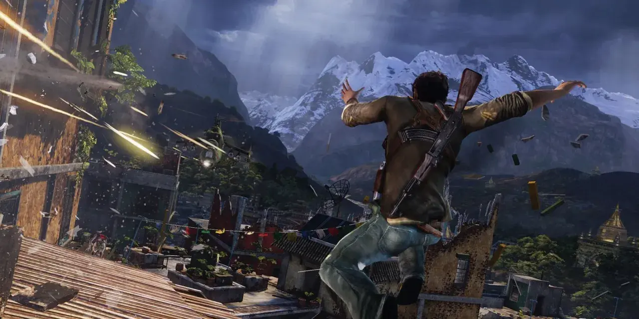 Nathan Drake salta en medio de un tiroteo, con un helicóptero y montañas nevadas de fondo. Un momento clave de la Uncharted 2 guia.