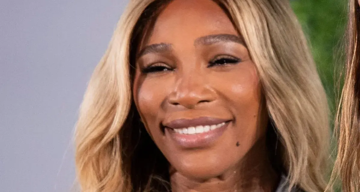 La tenista Serena Williams sonríe con su cabello rubio ondulado.