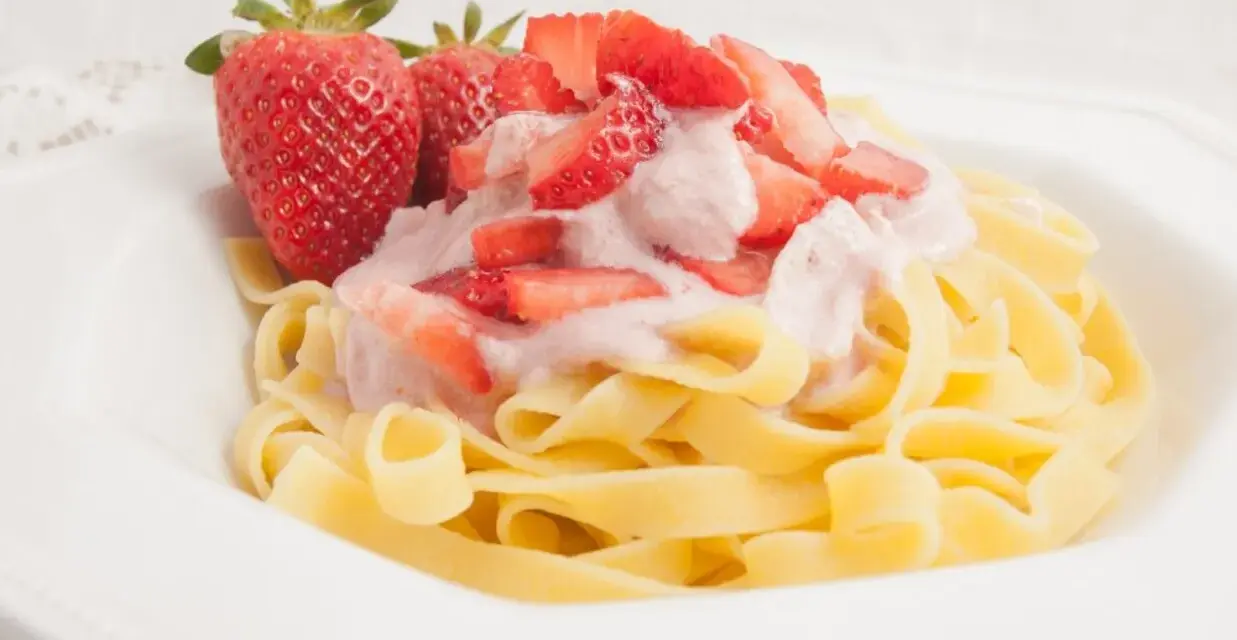 Makaron z truskawkami i śmietaną: przepis jak u babci!
