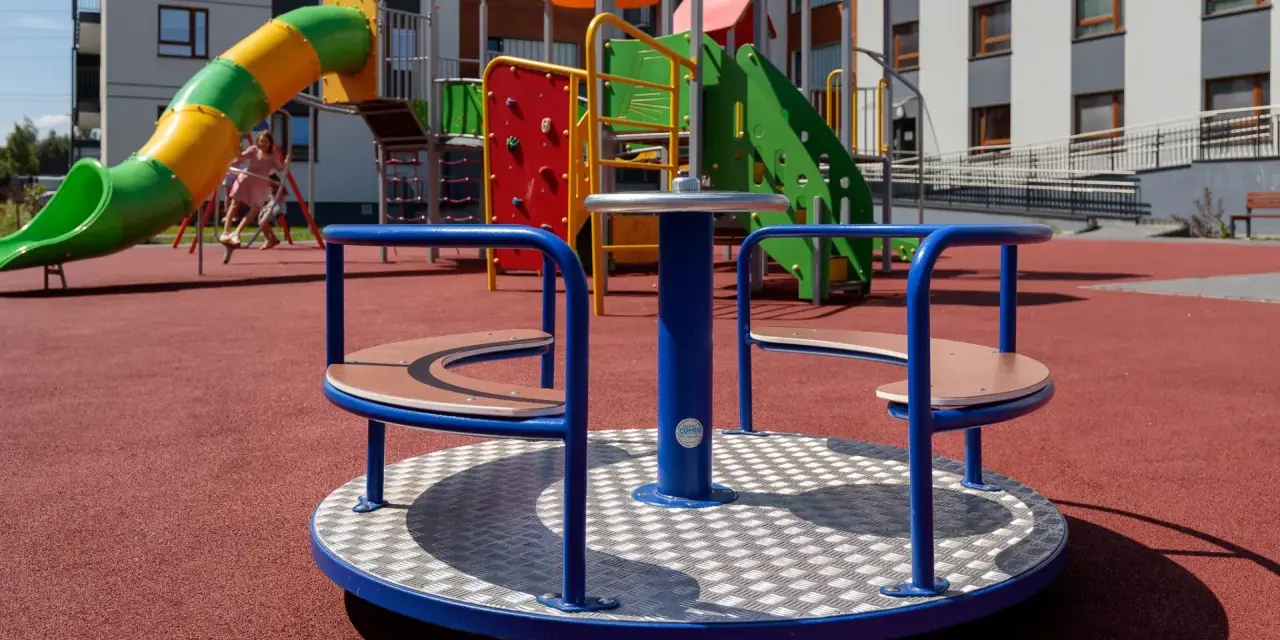 Ile kosztuje certyfikat na plac zabaw? Sprawdź ukryte koszty!