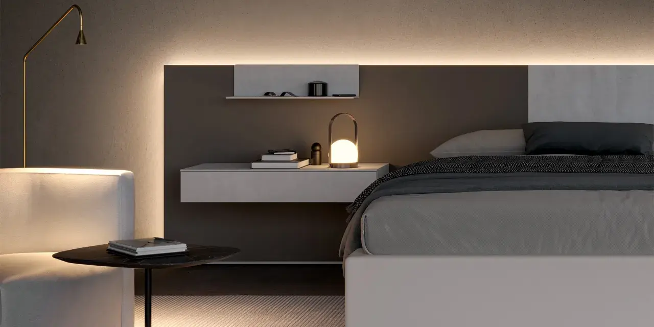 Elegante boiserie camera da letto moderna con illuminazione integrata, comodino sospeso e lampada di design.