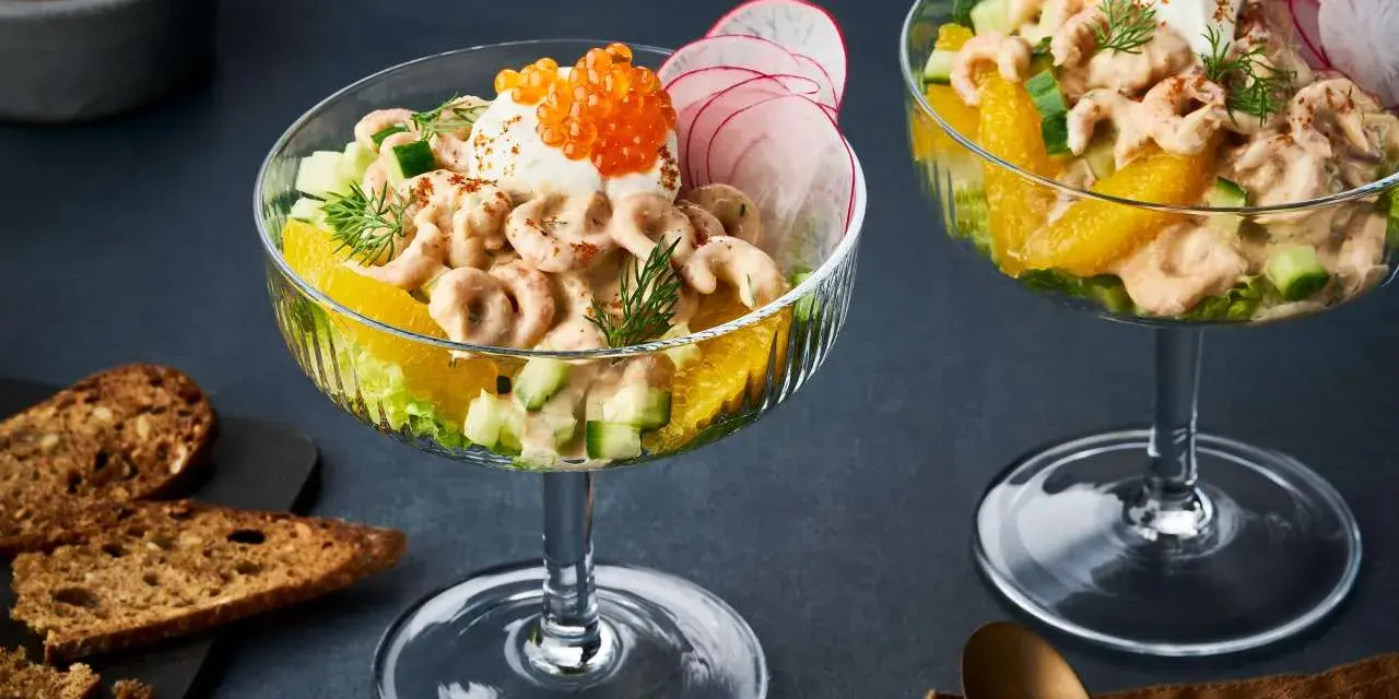 Zwei elegante Krabbencocktails mit Orange, Gurke, Dill und Kaviar. Dieses Rezept für den weltbesten Krabbencocktail ist ein Genuss!