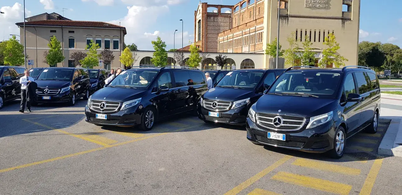 Flotta di Mercedes nere pronte per il transfer aeroporto Treviso. Autisti in attesa.