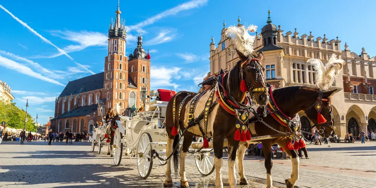Kraków zaprasza! Konne przejażdżki po Rynku Głównym, podziwiając Bazylikę Mariacką i Sukiennice. To idealne miejsce, by poczuć atmosferę miasta i zobaczyć, co można zwiedzić w Krakowie.